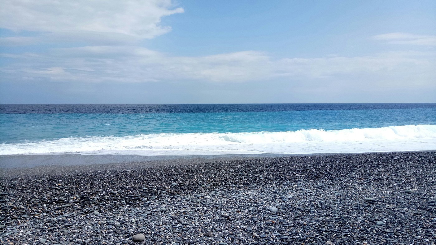 300 метров до мелкогалечных пляжей с кристально чистой водой
